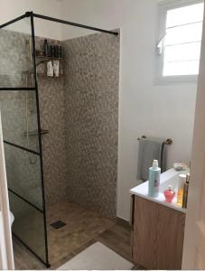 a bathroom with a shower and a sink at Studio tout confort Anse Mitan avec jardin et jacuzzi in Les Trois-Îlets