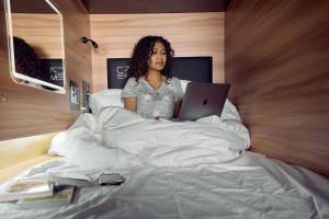 Postel nebo postele na pokoji v ubytování Capsule Hotel Montreal