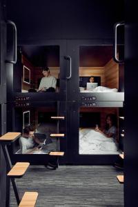 Postel nebo postele na pokoji v ubytování Capsule Hotel Montreal