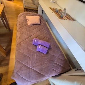 an overhead view of a round bed in a room at Apartamento Urquiza in San Carlos de Bariloche