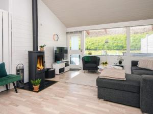 Una sala de estar con un sofá y una chimenea. en 4 person holiday home in Aabenraa-By Traum, en Aabenraa