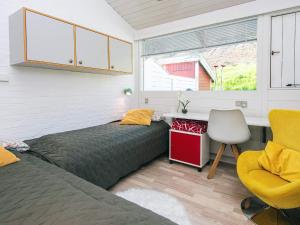 Un dormitorio con dos camas y un escritorio y una silla. en 4 person holiday home in Aabenraa-By Traum, en Aabenraa 14 fotos más