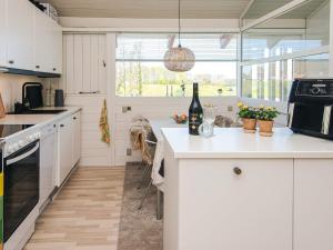 Una cocina con gabinetes blancos y una encimera blanca. en 4 person holiday home in Aabenraa-By Traum, en Aabenraa
