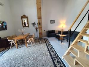 ein Wohnzimmer mit einem Tisch und einem Sofa in der Unterkunft Lindos Central in Lindos