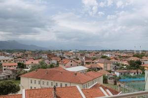 Vista generica sulle montagne o vista sulle montagne dall'interno dell'appartamento