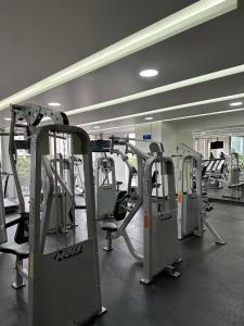 Un gimnasio con varias máquinas de correr en una habitación. en Residencias Plaza, en Ciudad de México