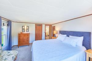 une chambre avec un lit, une commode et une fenêtre dans l'établissement Anchorage Cottages #10, à Long Beach