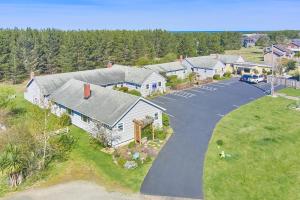 - une vue aérienne sur une maison avec allée dans l'établissement Anchorage Cottages #10, à Long Beach