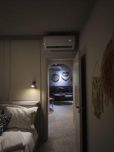 Un dormitorio con una cama y una sala de estar. en Ficus Suite 001, en Oroklini