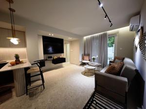 una sala de estar con un sofá y una mesa en Ficus Suite 001, en Oroklini