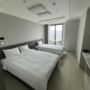 Postel nebo postele na pokoji v ubytování Someone Hotel