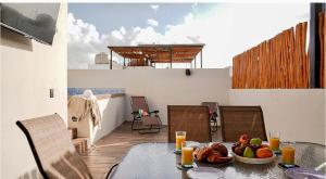 ein Tisch mit einer Obstschale auf einem Balkon in der Unterkunft Beautiful House in Playa del Carmen in Playa del Carmen