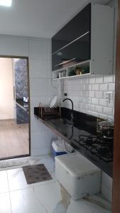 eine Küche mit Spüle und Arbeitsplatte in der Unterkunft Festa de São João cg in Campina Grande