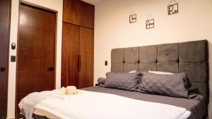 ein Schlafzimmer mit einem großen Bett mit großem Kopfteil in der Unterkunft Beautiful House in Playa del Carmen in Playa del Carmen + 49 Fotos