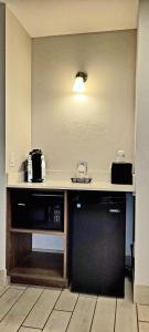 Best Western Plus Coachella Valley Inn & Suites的厨房或小厨房