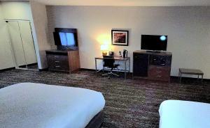 Best Western Plus Coachella Valley Inn & Suites的电视和/或娱乐中心