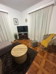 uma sala de estar com um sofá e uma mesa em Island Haven - Cantinho da Ilha em Porto Formoso