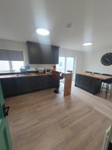 Kuchyň nebo kuchyňský kout v ubytování 26 Orchard House, Donegal town, F94WOH7