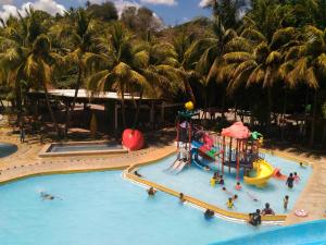 una vista aérea de una piscina en un complejo en Tubod Flowing Water Resort, en Minglanilla