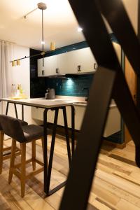 Una cocina o cocineta en Nomadic Suites