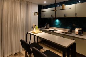 Una cocina o cocineta en Nomadic Suites