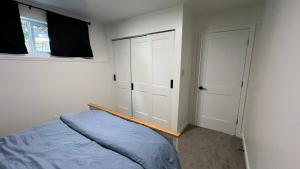 Postel nebo postele na pokoji v ubytování Sooke Mountain View Suite