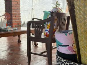 una silla de madera sentada junto a una mesa con una planta en Casa DUNA 2, en La Libertad 10 fotos más