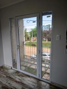 deux portes coulissantes avec vue sur une cour dans l'établissement Villa Corsina, à Colón 13 autres photos