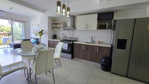 a kitchen and living room with a table and a dining room at Acogedor y Centrico Apartamento in San Salvador