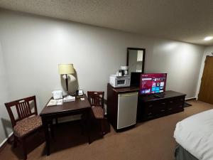 zero-100 motel客房内的一张或多张床位