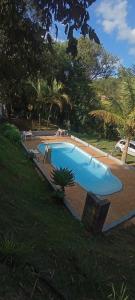 Franco da RochaにあるChácara Mato Dentroの庭の青い大型スイミングプール