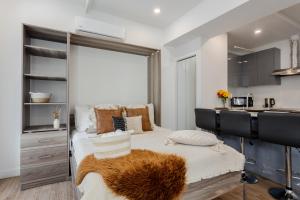 Ένα ή περισσότερα κρεβάτια σε δωμάτιο στο Modern Studio on Bishop - Spotlight MTL