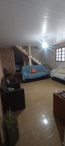 Franco da RochaにあるChácara Mato Dentroのベッド2台とソファのあるリビングルーム +9枚の写真