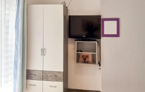 TV a/nebo společenská místnost v ubytování Beautiful Apartment In Gabonjin