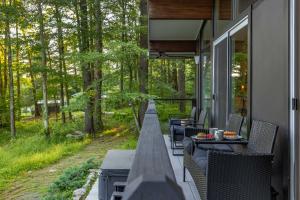 Kebun di luar Modern Lodge on 6 acres - 15 mins to Camelback