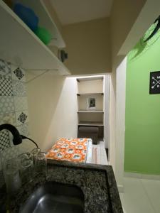 una cucina con lavandino e frigorifero aperto di Caminho da praia ad Arraial do Cabo