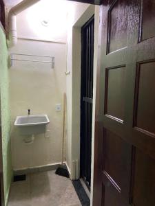 un bagno con lavandino accanto a una porta di Caminho da praia ad Arraial do Cabo