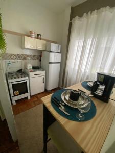 a small kitchen with a table with a plate on it at Kitnet compacta in Salvador