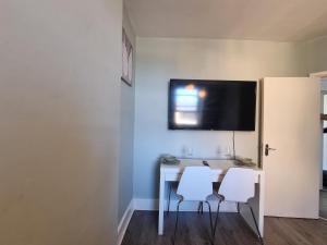 TV a/nebo společenská místnost v ubytování A7-Top Flr 1 bed Flat Near Elephant and Castle