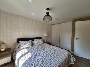 una camera con un grande letto e una lampada di Apartment in Erquy near Scenic Beaches a Erquy