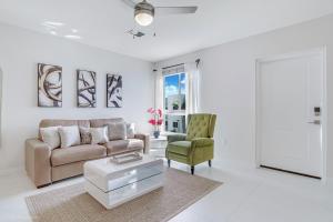 una sala de estar con un sofá y una silla en Beachside Bliss, 1BR Condo with Pool at Dania Beach, en Dania Beach 20 fotos más