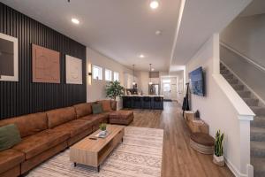 Posezení v ubytování Luxury New 3BR CLE Clinic UnivCircle Little Italy
