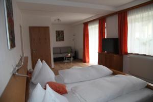 ケットシャッハにあるAppartementhaus Aue 361のベッド2台とテレビが備わるホテルルームです。