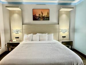Voodi või voodid majutusasutuse Baymont by Wyndham Texas City toas
