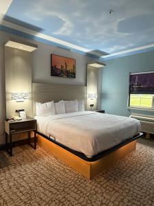 Voodi või voodid majutusasutuse Baymont by Wyndham Texas City toas
