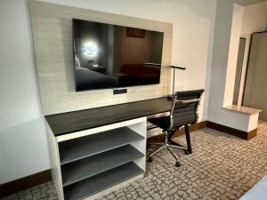 Televiisor ja/või meelelahutuskeskus majutusasutuses Baymont by Wyndham Texas City