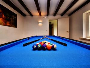 Biliár nebo kulečník v ubytování Farmhouse in Tuscany with Pool Views