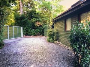 Zahrada ubytování Chalet in Sougné near Forest & Heated Pool