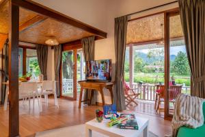 TV a/nebo společenská místnost v ubytování Luxury Farm House