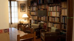 a room with a library filled with book shelves filled with books at Casa confortable - Parque central - Estacionamiento, patio, 3 baños, 5 habitaciones - in La Cieneguita
